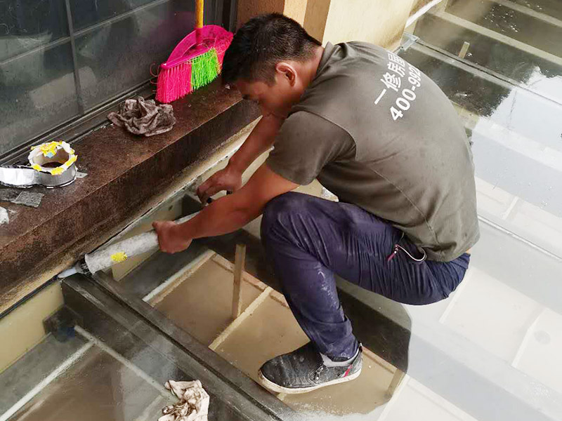 屋頂防水打膠案例：不少建筑新建成就滲漏，老建筑的滲漏現(xiàn)象更嚴(yán)重。第一步：把玻璃的邊清理干凈。把玻璃固定到位。在玻璃邊緣3mm處貼美文紙。第二步：用結(jié)構(gòu)膠往縫里填到60％。第三步：用和縫大小的泡抹棒往里壓填充，把膠往玻璃與型材的縫里擠。第四步：填充耐候密封膠，用刮刀來(lái)回30度角度刮2遍。缺膠的補(bǔ)上。30分內(nèi)把紙揭掉。