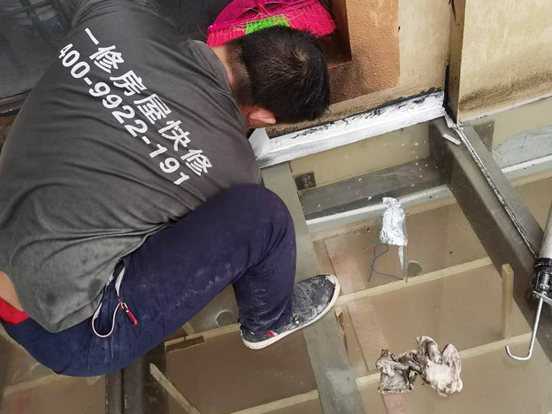 屋頂防水打膠案例：不少建筑新建成就滲漏，老建筑的滲漏現(xiàn)象更嚴(yán)重。第一步：把玻璃的邊清理干凈。把玻璃固定到位。在玻璃邊緣3mm處貼美文紙。第二步：用結(jié)構(gòu)膠往縫里填到60％。第三步：用和縫大小的泡抹棒往里壓填充，把膠往玻璃與型材的縫里擠。第四步：填充耐候密封膠，用刮刀來(lái)回30度角度刮2遍。缺膠的補(bǔ)上。30分內(nèi)把紙揭掉。