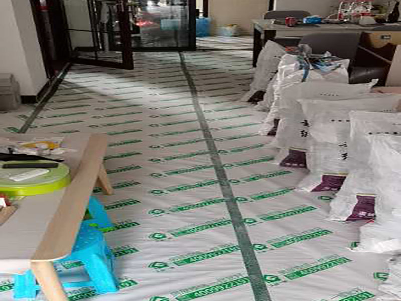 地面成品保護：滿鋪成品瓦楞紙板，再用干凈彩條布滿鋪在普通石膏板上，在彩條布交接處及轉角處用膠帶固定，也可選用木芯板或三夾板。材料選用視上人、車情況而定。 所有成品飾面板在安裝好后必須用PE保護膜覆蓋包起來，所有成品飾面板的陽角位必須用硬質紙護角或泡沫棉進行保護性包裝，防止交被其他施工人員碰撞。 1、入戶門扇用公司統一的門貼進行全面包裹保護，用透明膠帶將保護膜粘貼牢固平整。 2、用標準保護膜將門框三面保護完整并固定牢固。 3、工程完工后拆除保護膜時如果有粘貼時的膠痕，應用酒精或專用的清污劑清除膠。
