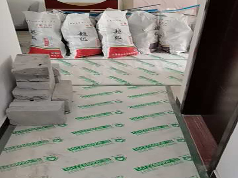 地面成品保護：滿鋪成品瓦楞紙板，再用干凈彩條布滿鋪在普通石膏板上，在彩條布交接處及轉角處用膠帶固定，也可選用木芯板或三夾板。材料選用視上人、車情況而定。 所有成品飾面板在安裝好后必須用PE保護膜覆蓋包起來，所有成品飾面板的陽角位必須用硬質紙護角或泡沫棉進行保護性包裝，防止交被其他施工人員碰撞。 1、入戶門扇用公司統一的門貼進行全面包裹保護，用透明膠帶將保護膜粘貼牢固平整。 2、用標準保護膜將門框三面保護完整并固定牢固。 3、工程完工后拆除保護膜時如果有粘貼時的膠痕，應用酒精或專用的清污劑清除膠。