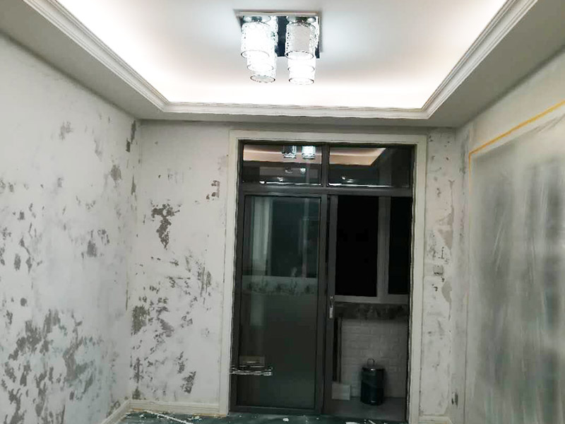 全屋墻面鏟除翻新：首先用水將墻面浸濕，這樣在鏟除墻面時比較省力，墻面必須要鏟到露出水泥砂漿面。然后是涂刷界面劑，一定要全部都刷到而且要均勻。墻面的裂縫通常都是用牛皮紙帶及白乳膠來貼住，但不能保證它能百分百不再開裂。 2、 如果墻面凹凸不平，那么就需要用石膏來找平，誤差最好不要超過0.5公分。非承重墻一般都是需要貼布的，所以最好選擇質地好的墻布和白乳膠，有條件的話可以使用網格布，對于防裂效果會更好。 3、 在挑選膩子時應該選顆粒細度高及質地較硬的，或是把白乳膠添加到膩子中提高膩子的硬度。打磨墻面要選用細砂紙，砂紙如果過粗會在墻面上留下很深的砂痕，就算是刷漆也沒辦法遮蓋住。墻面打磨之后要清掃一遍，否則粉塵過多會影響到漆的附著力。 4、 墻面在刷底漆時，一定要把每個地方都刷到并且要均勻。刷底漆要使用質地好滾筒，以免影響到底漆涂刷的效果。在膩子打磨之后，墻面都會留下一些比較難看的坑眼，特別是在刷漆后非常明顯，所以需要找補。在找補時一定要打磨平整，為了避免出現色差坑眼在底漆里多加一點水再涂刷。