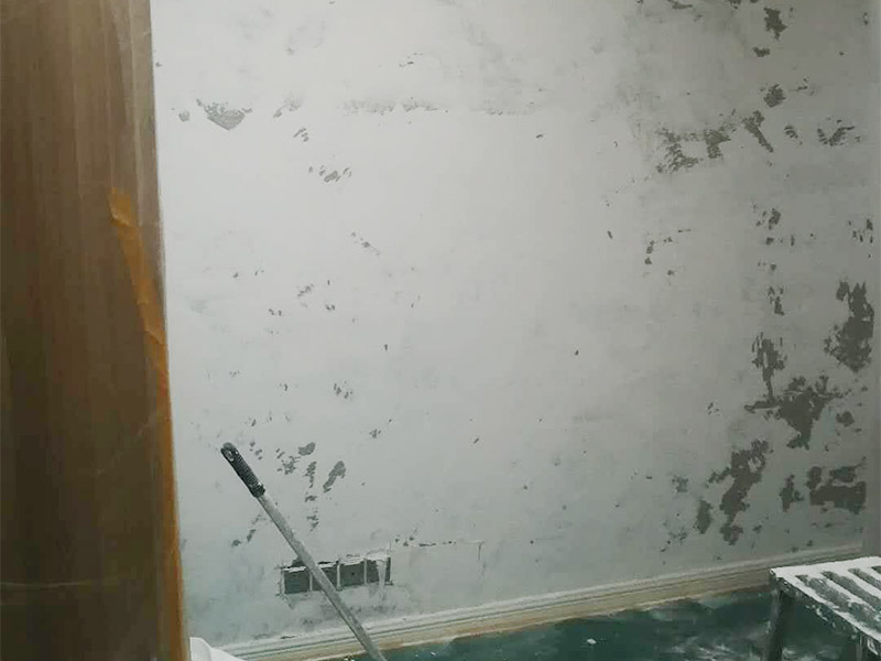 全屋墻面鏟除翻新：首先用水將墻面浸濕，這樣在鏟除墻面時比較省力，墻面必須要鏟到露出水泥砂漿面。然后是涂刷界面劑，一定要全部都刷到而且要均勻。墻面的裂縫通常都是用牛皮紙帶及白乳膠來貼住，但不能保證它能百分百不再開裂。 2、 如果墻面凹凸不平，那么就需要用石膏來找平，誤差最好不要超過0.5公分。非承重墻一般都是需要貼布的，所以最好選擇質地好的墻布和白乳膠，有條件的話可以使用網格布，對于防裂效果會更好。 3、 在挑選膩子時應該選顆粒細度高及質地較硬的，或是把白乳膠添加到膩子中提高膩子的硬度。打磨墻面要選用細砂紙，砂紙如果過粗會在墻面上留下很深的砂痕，就算是刷漆也沒辦法遮蓋住。墻面打磨之后要清掃一遍，否則粉塵過多會影響到漆的附著力。 4、 墻面在刷底漆時，一定要把每個地方都刷到并且要均勻。刷底漆要使用質地好滾筒，以免影響到底漆涂刷的效果。在膩子打磨之后，墻面都會留下一些比較難看的坑眼，特別是在刷漆后非常明顯，所以需要找補。在找補時一定要打磨平整，為了避免出現色差坑眼在底漆里多加一點水再涂刷。