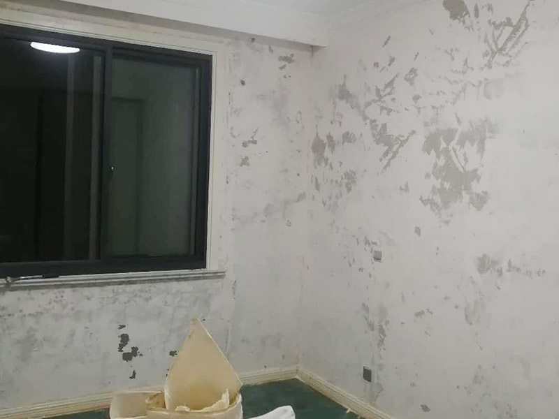 全屋墻面鏟除翻新：首先用水將墻面浸濕，這樣在鏟除墻面時比較省力，墻面必須要鏟到露出水泥砂漿面。然后是涂刷界面劑，一定要全部都刷到而且要均勻。墻面的裂縫通常都是用牛皮紙帶及白乳膠來貼住，但不能保證它能百分百不再開裂。 2、 如果墻面凹凸不平，那么就需要用石膏來找平，誤差最好不要超過0.5公分。非承重墻一般都是需要貼布的，所以最好選擇質地好的墻布和白乳膠，有條件的話可以使用網格布，對于防裂效果會更好。 3、 在挑選膩子時應該選顆粒細度高及質地較硬的，或是把白乳膠添加到膩子中提高膩子的硬度。打磨墻面要選用細砂紙，砂紙如果過粗會在墻面上留下很深的砂痕，就算是刷漆也沒辦法遮蓋住。墻面打磨之后要清掃一遍，否則粉塵過多會影響到漆的附著力。 4、 墻面在刷底漆時，一定要把每個地方都刷到并且要均勻。刷底漆要使用質地好滾筒，以免影響到底漆涂刷的效果。在膩子打磨之后，墻面都會留下一些比較難看的坑眼，特別是在刷漆后非常明顯，所以需要找補。在找補時一定要打磨平整，為了避免出現色差坑眼在底漆里多加一點水再涂刷。