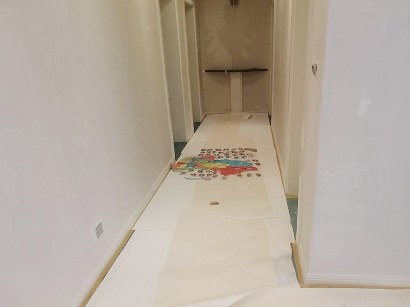全屋舊墻紙撕除案例：1：在墻面頂部選一塊不顯眼的角落，用美工刀的刀尖將墻紙掀起。2：盡量貼近墻面，捏住墻紙的一角，試著將其從墻面上揭下。朝著自己的方向?qū)垊冸x墻面，這樣更容易揭下墻紙。 用美工刀、剃刀片或墻紙刮刀(一種專用工具，在墻紙店可以買到)，沿水平方向?qū)⑴f墻紙割開，讓溫肥皂水或墻紙剝除劑滲到墻紙的后面，軟化粘合劑，然后就可以從石膏墻上撕除或刮除墻紙了。如要噴涂墻紙剝除劑，需戴上粉刷工面罩，以免吸入化學(xué)氣體。