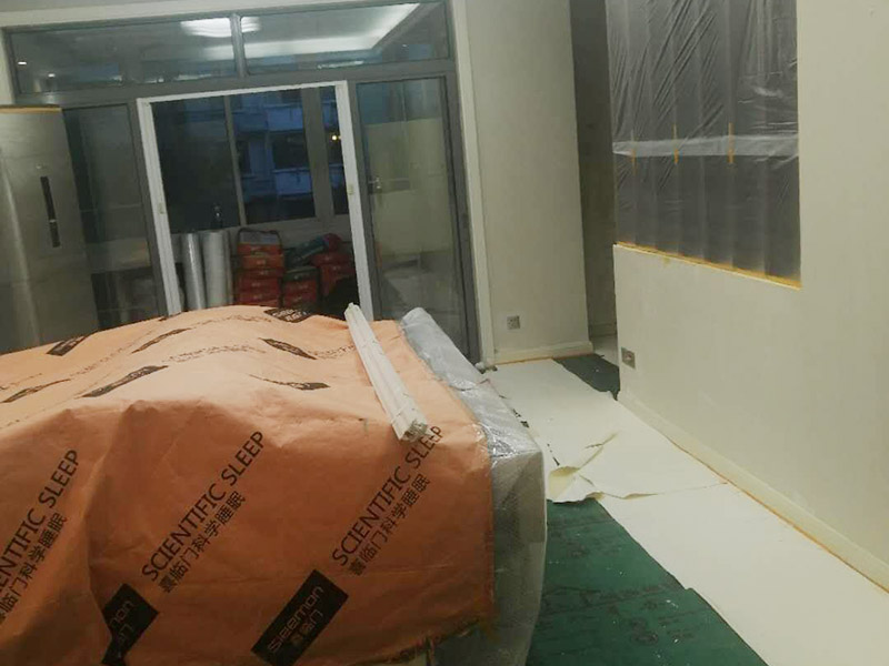 全屋舊墻紙撕除案例：1：在墻面頂部選一塊不顯眼的角落，用美工刀的刀尖將墻紙掀起。2：盡量貼近墻面，捏住墻紙的一角，試著將其從墻面上揭下。朝著自己的方向?qū)垊冸x墻面，這樣更容易揭下墻紙。 用美工刀、剃刀片或墻紙刮刀(一種專用工具，在墻紙店可以買到)，沿水平方向?qū)⑴f墻紙割開，讓溫肥皂水或墻紙剝除劑滲到墻紙的后面，軟化粘合劑，然后就可以從石膏墻上撕除或刮除墻紙了。如要噴涂墻紙剝除劑，需戴上粉刷工面罩，以免吸入化學(xué)氣體。