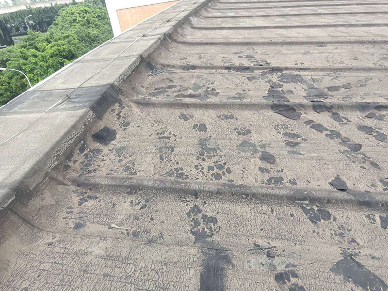 廠房屋頂防水處理：首先，用水泥砂漿找平，同時做好防水層和保護層，然后，檢查基層處理并進行清理，要求不能有任何雜質(zhì)，且屋面必須保持干燥，否則會直接影響防水效果，最后，根據(jù)當(dāng)天的施工量配置相應(yīng)的瀝青，并參照從高到低、從遠(yuǎn)到近的順序，開始鋪貼屋面防水卷材。