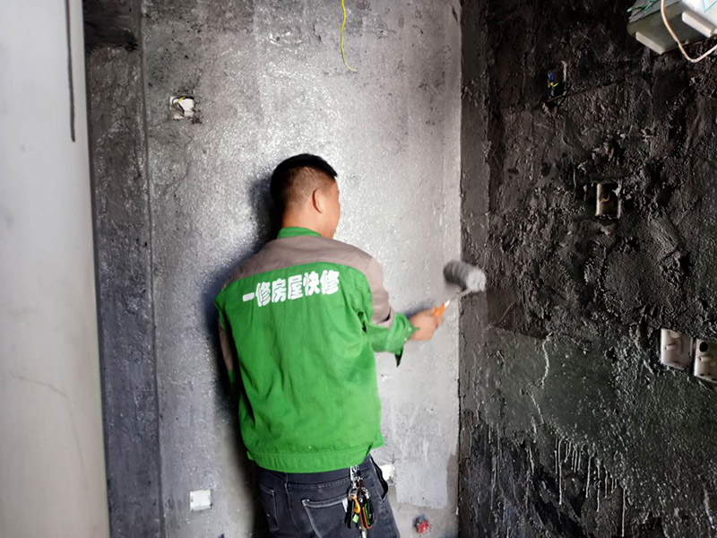 衛生間地面刷防水：第一步：清理墻面和地面 在涂刷防水涂層之前，先要清理墻面和地面，同時要用連接的氣泵皮管吹盡陰角處的浮沉。 第二步：刷防水涂料；刷防水涂料時先刷墻角部位，交接處應有200mm，不得有漏刷情況。 墻角涂刷完成后涂刷墻體：第一遍涂刷墻面時，應上下縱向涂刷，第二遍涂刷墻體，應左右橫向涂刷。注意、第二遍防水涂料間需要有一定時間間隔，待遍涂料干透后才能進行第二遍，具體時間視涂料而定。間隔時間太短，防水的效果會大打折扣。 第三步：閉水試驗 在涂刷完防水涂料后，不能立刻貼瓷磚，還必須進行防水測試。 防水測試具體方法是：堵住衛生間排水口、地漏等，然后將衛生間積水2~3cm。24小時后到樓下查看是否有水滲漏，一旦發現有滲水痕跡，必須馬上返工。