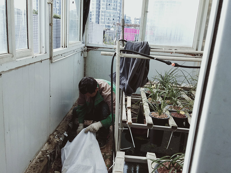 墻面防水建渣清理：1、基層清理干凈，原墻地面表面要堅實，不應有起沙、掉灰或空鼓。 2、對上下水管根部清理并進行堵漏處理。 3、用10-15㎜寬美紋紙根據墻面設計施工高度粘貼輪廓線。 4、第一遍乳液涂刷施工，順序從上至下，從里到外，不得漏刷。 5、干燥24小時后，涂刷第二遍乳液，使兩遍乳液形成完整的防水層。 6、干燥24小時后，做24小時閉水試驗，放水高度不低于30㎜，24小時內無滲漏為合格。 7、表面水泥灰漿拉毛后，可以直接貼磚施工。