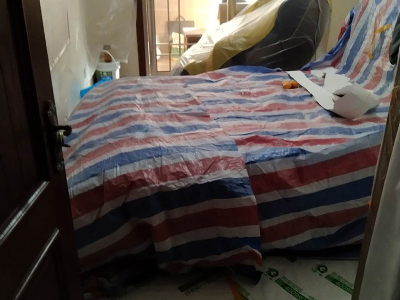 撕墻紙成品保護:在墻面頂部選一塊不顯眼的角落，用美工刀的刀尖將墻紙掀起。注：揭除可剝離墻紙時，掀起墻紙一角，將其從墻上撕下，手要盡量靠近墻面，這樣可將撕破墻紙的可能性降到最低。 墻紙、墻布裝飾面已經裱糊完成的房間應該及時清理干凈，在后續施工過程中，不要再作為物料 房或休息室使用，避免墻紙、墻布遭受污染或損壞，房間最好及時上鎖，并定期做好通風換氣、排氣的工作。 墻面裱糊時，各道工序必須嚴格按照規程施工，操作時要做到干凈利落，邊縫要切割整齊到位，膠痕跡要擦干凈。