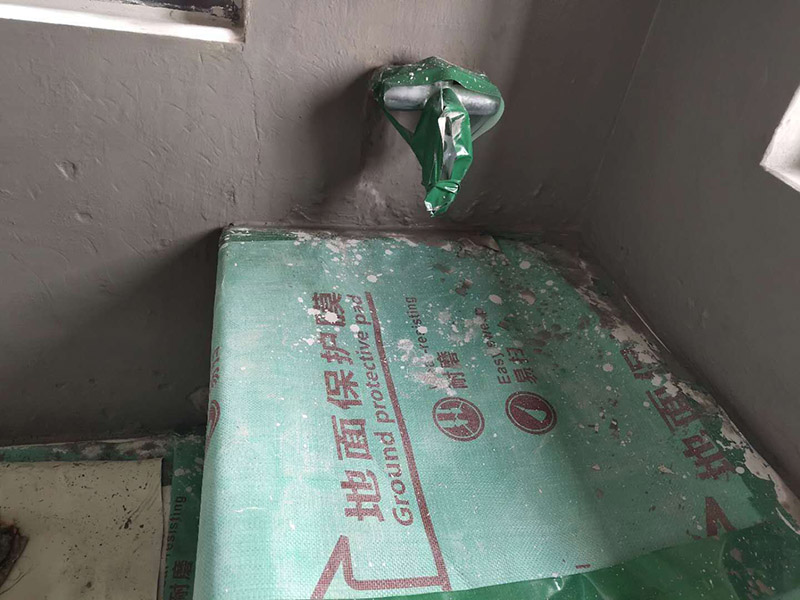衛生間防水處理：首先就要把衛生間的地平面整平，地面不平，在涂刷防水涂料的時候就可能會涂不均勻，又或是地面因為不平而容易裂開，這即使是涂了防水涂料上去也會隨著地面裂開。 衛生間的墻面上也需要做防水處理，一般都是自地平面向上在墻面上涂刷30cm，這是為了不讓積水滲透到墻面里形成返潮；不過有許多家庭都會使用淋浴房，在這一塊區就需要把防水涂料涂刷到180cm，這樣噴頭的水就不容易滲入墻內；如果是浴缸，那就把高度涂高到浴缸之上30cm。 防水層涂刷好后，需要涼一定的時間。這樣是為了讓防水層與墻面更好地融合在一起，以防止在之后的施工中對防水層造成破壞，這點在之后的鋪地磚過程中猶其是要注意。 在墻與地面相接處，也包括角落部分，還有管與建筑效接處，這幾個地方就要用高彈性的柔性防水涂料，這幾個地方要特別注意，會漏水的地方經常是這幾個地方。
