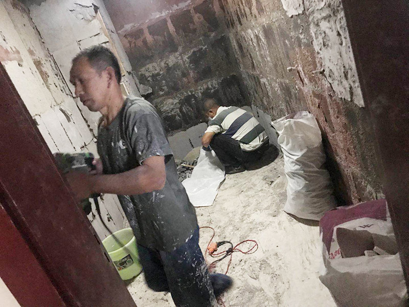 廚房拆除重裝施工：拆除舊廚房是工程中的第一項，將情墻面和地面上原有的瓷磚全部砸掉，不要只砸掉一半或一部分，以免后面在鋪貼時有縫隙。拆除吊頂、廚具和燈具，需按照一定的流程拆除。如果想要重新將廚房整頓一下，那么就將廚房的一切原有的都拆除掉。水路和電路的設計都是很隱藏的，一般都會做成暗管，隱藏在墻面或地面下，既美觀又不影響使用。做防水是必要的步驟，當抹平的水泥完全干透后，要在上面涂抹2-3遍的防水涂料。防水涂料完全干透后，要做防水實驗。貼磚時避免直接站在防水層上，以免踩壞防水層。貼磚工人要站在做完防水處理后的地面上進行鋪貼瓷磚。貼瓷磚時要防止出現空鼓和參差不齊的現象。瓷磚和地磚鋪貼完成后，就要按照流程安裝其他家具，比如櫥柜、吊頂和燈具等等。