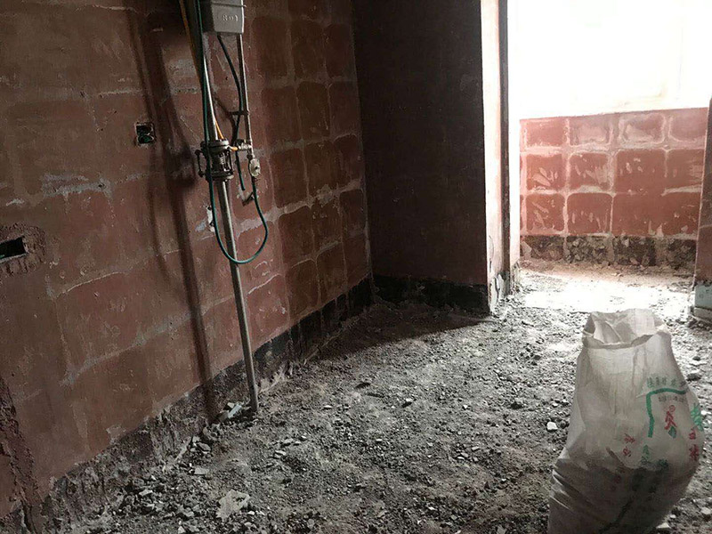 廚房拆除重裝施工：拆除舊廚房是工程中的第一項，將情墻面和地面上原有的瓷磚全部砸掉，不要只砸掉一半或一部分，以免后面在鋪貼時有縫隙。拆除吊頂、廚具和燈具，需按照一定的流程拆除。如果想要重新將廚房整頓一下，那么就將廚房的一切原有的都拆除掉。水路和電路的設計都是很隱藏的，一般都會做成暗管，隱藏在墻面或地面下，既美觀又不影響使用。做防水是必要的步驟，當抹平的水泥完全干透后，要在上面涂抹2-3遍的防水涂料。防水涂料完全干透后，要做防水實驗。貼磚時避免直接站在防水層上，以免踩壞防水層。貼磚工人要站在做完防水處理后的地面上進行鋪貼瓷磚。貼瓷磚時要防止出現空鼓和參差不齊的現象。瓷磚和地磚鋪貼完成后，就要按照流程安裝其他家具，比如櫥柜、吊頂和燈具等等。