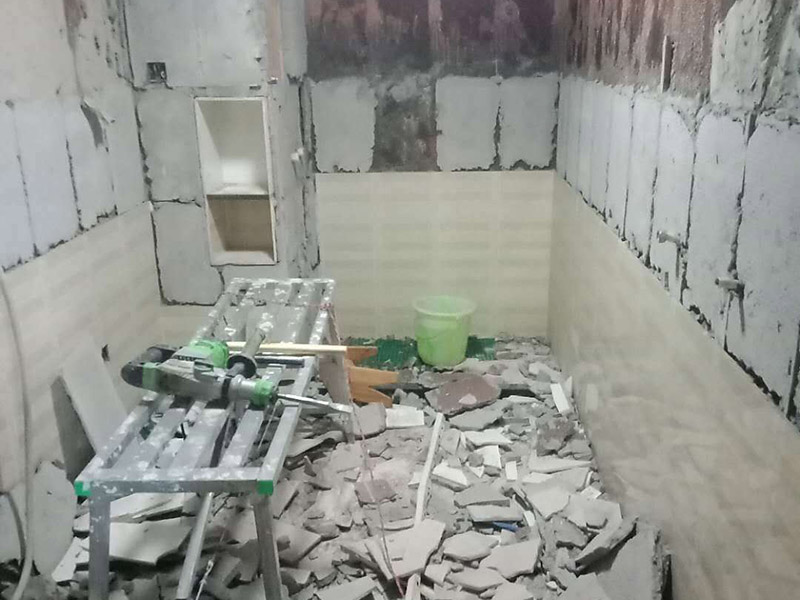 廚房拆除重裝施工：拆除舊廚房是工程中的第一項，將情墻面和地面上原有的瓷磚全部砸掉，不要只砸掉一半或一部分，以免后面在鋪貼時有縫隙。拆除吊頂、廚具和燈具，需按照一定的流程拆除。如果想要重新將廚房整頓一下，那么就將廚房的一切原有的都拆除掉。水路和電路的設計都是很隱藏的，一般都會做成暗管，隱藏在墻面或地面下，既美觀又不影響使用。做防水是必要的步驟，當抹平的水泥完全干透后，要在上面涂抹2-3遍的防水涂料。防水涂料完全干透后，要做防水實驗。貼磚時避免直接站在防水層上，以免踩壞防水層。貼磚工人要站在做完防水處理后的地面上進行鋪貼瓷磚。貼瓷磚時要防止出現空鼓和參差不齊的現象。瓷磚和地磚鋪貼完成后，就要按照流程安裝其他家具，比如櫥柜、吊頂和燈具等等。