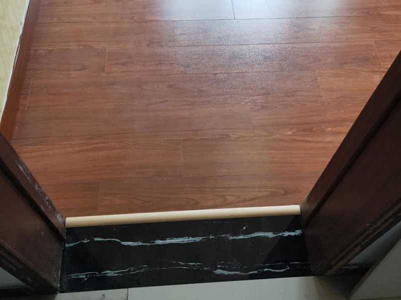 全屋地板換新服務：鋪地板前都要做一件事，就是清理施工現場，將地面的垃圾清掃干凈，特別是角落要注意清潔干凈，做到無塵無污染。清潔往后開始做地面找平工作，其地面的水平要保持在2mm的誤差內，超過的話就必須要做找平了，否則地板鋪好后腳感也會不好的。鋪地板前還需要先將地板進行預鋪，主要是因為地板是錯落安裝的，預鋪一下，根據室內尺寸進行，肯定是有部分地板需要一分為二，預鋪后根據尺寸來鋸，可以避免地板損耗。地板有一定的膨脹率，因此鋪裝前要在其與墻面接觸的部位預留膨脹縫，以免地板起鼓，膨脹縫的大小一般和地板的膨脹系數有關系。