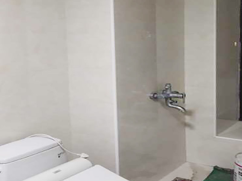 浴室瓷磚鋪貼裝修：在鋪貼瓷磚前，要先把還沒(méi)涂抹水泥的地磚鋪在地上，并敲平，然后在地磚上涂滿水泥，鋪在地面，鋪地磚的過(guò)程中要對(duì)齊四塊磚的對(duì)角位置。  另外，在鋪貼瓷磚時(shí)也要講究鋪貼順序，在鋪地磚時(shí)應(yīng)從內(nèi)向外貼，有坡度或地漏的地方，要注意排水方向找坡，而墻面磚應(yīng)從下往上貼，底層的瓷磚要最后貼，這樣鋪貼出來(lái)才美觀，鋪完地磚后還要壓地磚。 瓷磚鋪貼像是用膠水把兩個(gè)東西粘貼在一起，如果物體表面有臟東西的話，粘貼就不會(huì)很牢固，因此在鋪貼瓷磚前我們要先清理浴室的墻面和地面。如果墻面本身有裂痕，也要先進(jìn)行處理再鋪貼瓷磚；而地面有不平或不直的地方也要先進(jìn)行找平處理，這樣貼出來(lái)的瓷磚才比較完美。