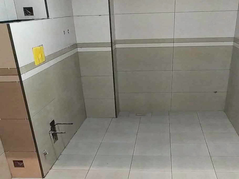 衛生間裝修翻新:為了讓翻新后的衛生間能給家人帶來更加的便利，首先要咨詢家里人的意見和使用習慣，如果家里有老人和小孩的話，防滑設施一定要到位。要全面分析戶型平面圖，使得對衛生間的尺寸和排水位置等有一個大體的了解，然后在根據衛生間的大小來安排好衛生間設備的位置。如果原來的墻磚和地面很老舊的話，可以考慮把墻磚和地面打掉，然后在鋪貼新磚。這里要注意的是鋪貼新磚之前一定要對衛生間做好防水。