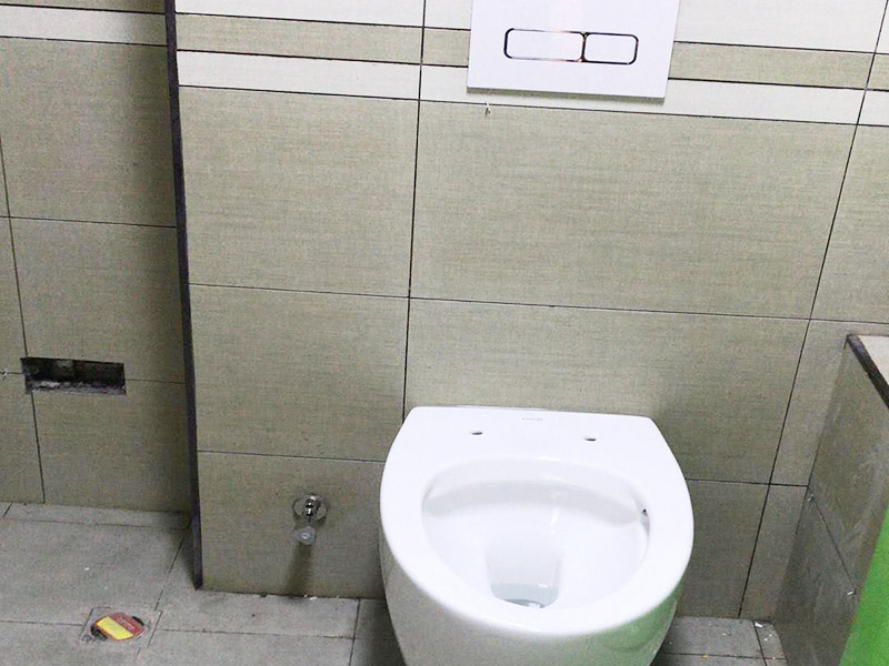 衛生間裝修翻新:為了讓翻新后的衛生間能給家人帶來更加的便利，首先要咨詢家里人的意見和使用習慣，如果家里有老人和小孩的話，防滑設施一定要到位。要全面分析戶型平面圖，使得對衛生間的尺寸和排水位置等有一個大體的了解，然后在根據衛生間的大小來安排好衛生間設備的位置。如果原來的墻磚和地面很老舊的話，可以考慮把墻磚和地面打掉，然后在鋪貼新磚。這里要注意的是鋪貼新磚之前一定要對衛生間做好防水。