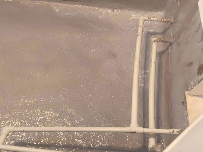 衛生間防水案例1、基層處理：基層處理是衛生間做防水的基礎工作，要找平地面，確保地面的平整干凈。如果地面有縫隙或者不平整的情況，后期可能會造成漏水等問題。 2、鋪貼涂料：鋪貼涂料時要做到用力均勻，不能漏刷、缺刷，避免脫落、開裂等，過于干燥的季節也不適宜做防水。涂刷的厚度小于1毫米比較好。 3、鋪保護層：做完防水涂層后一定要涂上表面防護涂料，對內部材料起到保護的作用。鋪保護層與鋪防水涂料一樣要做到均勻、無裂痕、不脫落。 4、閉水試驗：閉水實驗是衛生間做防水的最后一步，對防水施工進行檢查。在防水層徹底干透后，在衛生間蓄水24小時以上，看是否有漏水等現象。