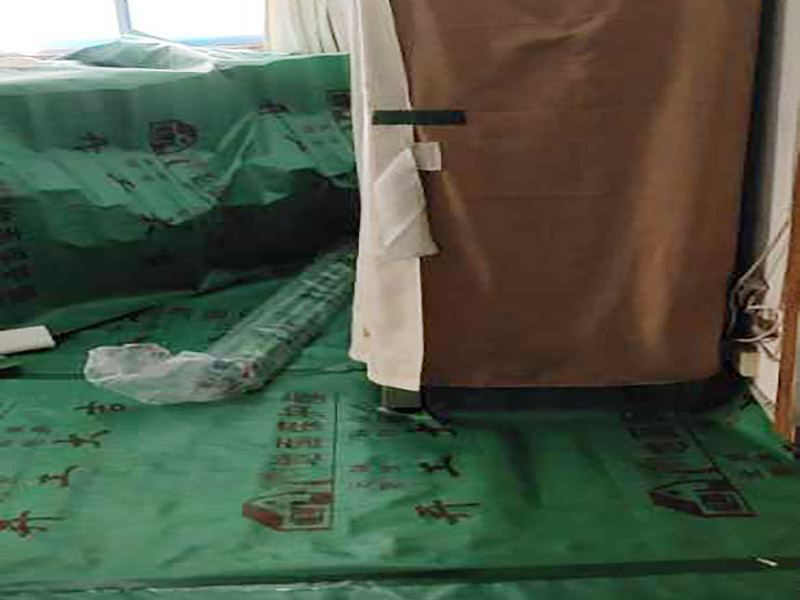 家具保護施工：遠離裝修區域的家居不需要過度防護，只需使用防塵塑料膜布遮蓋即可。地板保護，地板保護需要使用pvc+棉保護膜 （薄的保護膜會在裝修過程中踩壞），沿墻邊使用家較寬的地板專用膠帶密封。家居保護只需要使用普通pvc保護膜即可，注意下方要留足保護膜遮蓋下方地板。門窗保護:使用無紡布門窗保護膜，裁剪適當大小貼在窗戶上級窗戶框上即可。門使用pvc保護膜。小的突起如電源插座，使用保護膜覆蓋用較窄的地板專用膠帶密封。 注意：所有的密封都不要貼到需要粉刷裝修的墻面上。