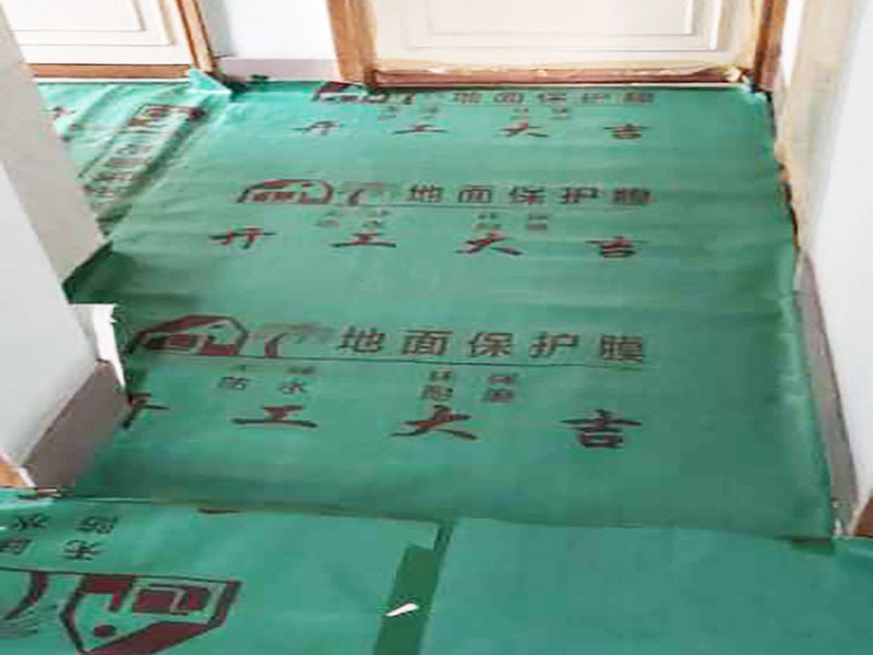 家具保護施工：遠離裝修區域的家居不需要過度防護，只需使用防塵塑料膜布遮蓋即可。地板保護，地板保護需要使用pvc+棉保護膜 （薄的保護膜會在裝修過程中踩壞），沿墻邊使用家較寬的地板專用膠帶密封。家居保護只需要使用普通pvc保護膜即可，注意下方要留足保護膜遮蓋下方地板。門窗保護:使用無紡布門窗保護膜，裁剪適當大小貼在窗戶上級窗戶框上即可。門使用pvc保護膜。小的突起如電源插座，使用保護膜覆蓋用較窄的地板專用膠帶密封。 注意：所有的密封都不要貼到需要粉刷裝修的墻面上。