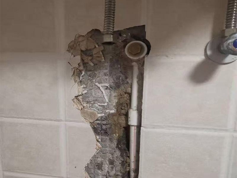 暗管漏水點檢測：驗證工作面頂棚成形質量，保證漏水點位置、管徑等符合設計圖紙；管縫防水的完整性，即漏水點位置選取符合規范要求； 1，關閉水管總閥。(即水bai表前面的水管開du關) 2，打開房間里zhi面的水龍頭20分鐘，dao確保沒水再滴后關閉所有的水龍頭。 3，關閉馬桶水箱和洗衣機等具有蓄水功能的設備進水開關。 4，打開水管總閥。 5，打開總閥后20分鐘查看水表是否走動，包括緩慢的走動。如果有走動，即為漏水了。如果沒有走動，可能沒事。