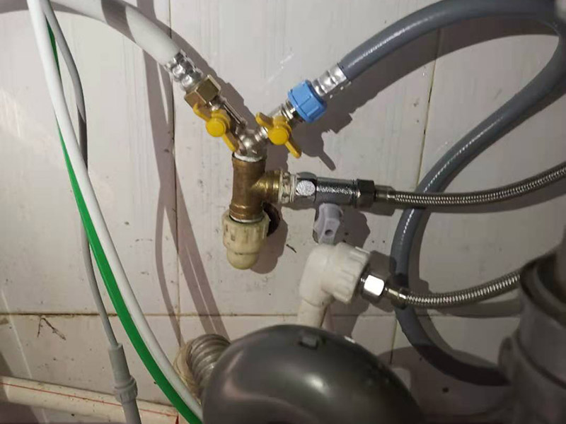 水管角閥漏水更換：首先需要檢查一下內(nèi)絲接頭是否存在開(kāi)裂的情況，如果有開(kāi)裂，需要進(jìn)行更換接頭。接頭如果沒(méi)有問(wèn)題的話，直接更換一個(gè)新角閥即可，角閥并不貴，建議要購(gòu)買銅質(zhì)角閥。 如果是螺紋接頭處漏水，可以在螺紋上加幾圈生料帶，一般就可以解決漏水問(wèn)題。 如果是開(kāi)關(guān)把手處漏水，那就是角閥的密封性出了問(wèn)題，可以試試換個(gè)新角閥，這樣的話就可以正常使用了。