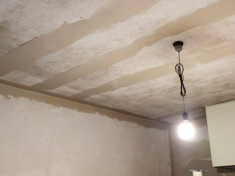 墻面翻新基層處理：墻體空鼓將嚴重影響涂層的附著力，通常采用目測、敲打、硬器劃刻、手抹等方法檢查。發現有空鼓現象，必須徹底鏟除，應用配套膩子修補平整或用與墻體砂漿比例一致的水泥砂漿按墻體同樣施工方法進行修補填平，確保涂層吸收一致，無接痕。墻體裂縫嚴重影響涂層的裝飾美觀性能。發現裂縫應用專用填補膩子填補修復，較大空心裂縫可先用砂漿修補后抹平。 涂裝施工前用鏟刀或刮刀鏟去一遍或用鋼絲刷處理清除，也可用硬毛竹掃把清除浮砂。墻體砂眼，凹坑如腳手架洞、空調洞、窗套、管道設施鋪設遺漏留缺陷，需用與墻體基面同類材質和施工方法進行處理。這一點往往在施工中不被注意。但硅藻泥上墻后易發現發花不協調，嚴重影響裝飾效果。