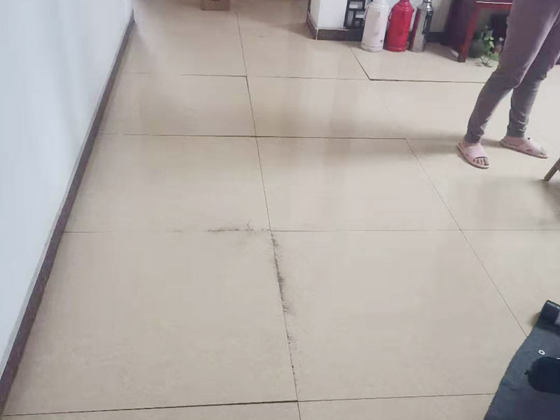 客廳瓷磚起翹維修：1.把翹起的磚全部拆下，然后,把磚底下清理干凈，再用水泥弄平整,之后,把磚放上去即可。 2.找個切割機,把翹起的地板割條縫,注意要割剛剛翹起的,不然沒發割,把翹起的地板都掀起，下面掃干凈,每塊地板都抹上地板膠再粘上就可以了。
