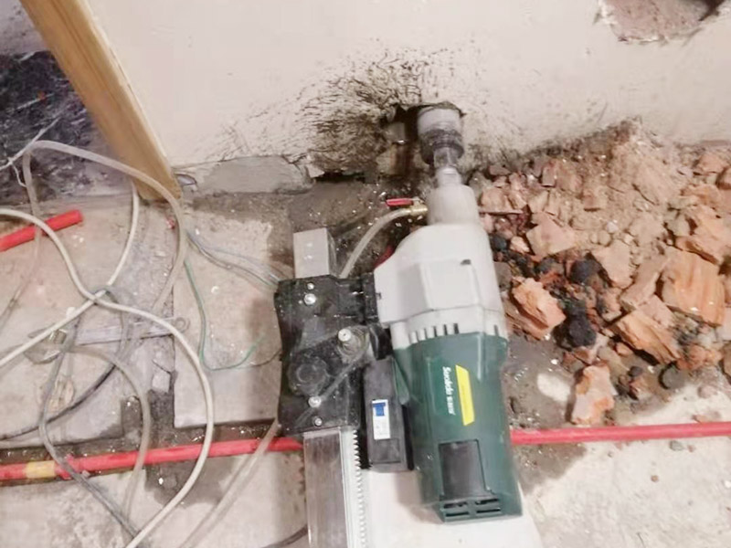 墻壁打孔服務：為了保證施工的安全性，不建議業主親自動手，墻體打孔一般是由專業的師傅來完成的。不夠專業的技術人員不僅可能對墻體造成損傷，有可能還會發生意外事故，對業主的利益造成威脅。 打孔看起很簡單，其實是個技術活，大家在打孔的時候，切勿操之過急。在打孔的過程中應來回的抽插，這樣可以防止干粉卡鉆。另外，墻體打孔時鉆頭一定要穩，不要左搖右搖，因為你搖的一起，相當于加大鉆頭的摩擦力。