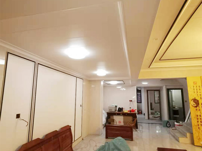 客廳造型安裝：客廳吊頂施工準備,客廳吊頂施工準備包含檢查設備管道是否安裝完畢、檢查結構尺寸與設計圖是否相符、準備好吊頂安裝材料和工具等工作。 安裝龍骨,龍骨分為兩個,分別是主龍骨和次龍骨。在進行安裝時,要先將每條主龍骨吊到稍高于標高線的位置上臨時固定,假如吊頂面積較大,可分成多個部分,依次吊裝。安裝完主龍骨之后,在安裝次龍骨就行了。