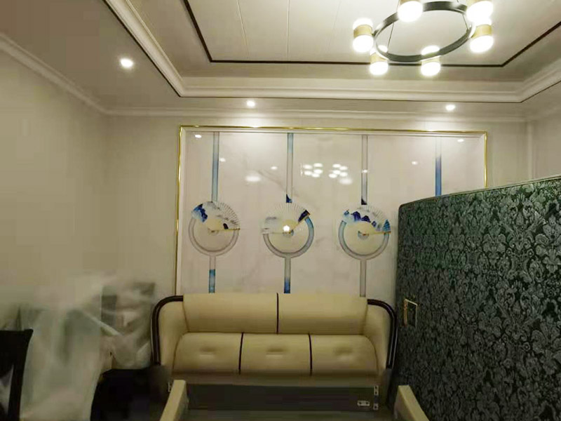 客廳造型安裝：客廳吊頂施工準備,客廳吊頂施工準備包含檢查設備管道是否安裝完畢、檢查結構尺寸與設計圖是否相符、準備好吊頂安裝材料和工具等工作。 安裝龍骨,龍骨分為兩個,分別是主龍骨和次龍骨。在進行安裝時,要先將每條主龍骨吊到稍高于標高線的位置上臨時固定,假如吊頂面積較大,可分成多個部分,依次吊裝。安裝完主龍骨之后,在安裝次龍骨就行了。