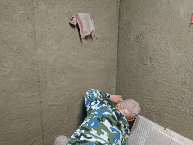 浴室找平貼磚：在鋪貼瓷磚前，我們要先把還沒涂抹水泥的地磚鋪在地上，并敲平，然后在地磚上涂滿水泥，鋪在地面，鋪地磚的過程中要對(duì)齊四塊磚的對(duì)角位置。  另外，在鋪貼瓷磚時(shí)也要講究鋪貼順序，在鋪地磚時(shí)應(yīng)從內(nèi)向外貼，有坡度或地漏的地方，要注意排水方向找坡，而墻面磚應(yīng)從下往上貼，底層的瓷磚要最后貼，這樣鋪貼出來才美觀，鋪完地磚后還要壓地磚。