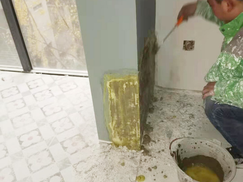 墻面局部修補：一定要做好基層的處理，如果您家是二次裝修墻面時，沒有將以前的老墻的墻皮鏟除干凈，或者是只鏟除了表層的膩子，那么修補墻面時，是會遺留下高低不平的部分墻皮的，此后，要是接著上刷界面劑或者膩子，那么很可能就會導(dǎo)致新刷的墻面出現(xiàn)開裂的情況。 需要鏟除到磚墻體的表面，然后進行全面的施工，進行翻新墻面，工程量是比較大的，完全適用于存在多處開裂、掉皮和起粉現(xiàn)象的墻面。