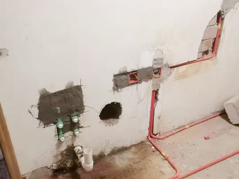 墻面水電改造維修：按走向進行墻面或地面開槽，開槽過程中，不允許出現(xiàn)墻面橫向開槽大于30cm的現(xiàn)象，因為橫向開槽將破壞整樓的承重，使得抗震能力降低而且墻面容易開裂。如果是保溫墻的話，開很長的橫槽有可能會導致開槽上部的保溫層整體脫落。墻面開槽一般都應該是豎向垂直開槽。 埋入管線(包括布線和接好管道)和暗盒，電路施工時先安裝管路，然后再穿導線，這樣可以避免將來換線出現(xiàn)導線無法抽動的現(xiàn)象。穿管不能使用軟管，防止出現(xiàn)死角。同時電路接頭不要裸露在外面，應該安裝在線盒內，分線盒之間不允許有接頭。