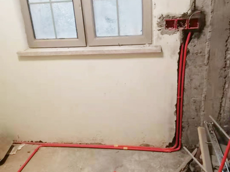 墻面水電改造維修：按走向進行墻面或地面開槽，開槽過程中，不允許出現(xiàn)墻面橫向開槽大于30cm的現(xiàn)象，因為橫向開槽將破壞整樓的承重，使得抗震能力降低而且墻面容易開裂。如果是保溫墻的話，開很長的橫槽有可能會導致開槽上部的保溫層整體脫落。墻面開槽一般都應該是豎向垂直開槽。 埋入管線(包括布線和接好管道)和暗盒，電路施工時先安裝管路，然后再穿導線，這樣可以避免將來換線出現(xiàn)導線無法抽動的現(xiàn)象。穿管不能使用軟管，防止出現(xiàn)死角。同時電路接頭不要裸露在外面，應該安裝在線盒內，分線盒之間不允許有接頭。