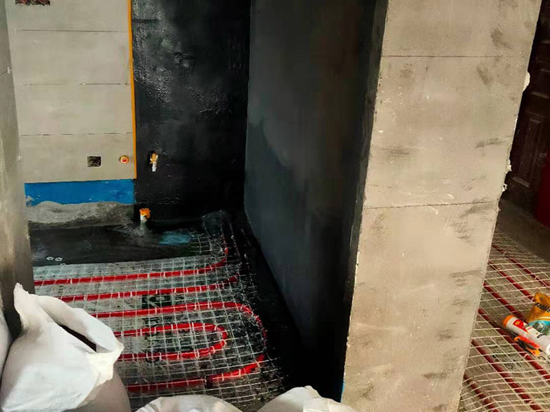 墻地面防水貼磚：一般在實(shí)際施工中，都是先將墻面和地面的防水都做好，然后等到防水層完全干透之后就可以做閉水試驗(yàn)了，閉水試驗(yàn)的主要目的是檢驗(yàn)防水施工是否有疏露，防水功能是否正常，如果閉水試驗(yàn)顯示沒有問題了，那么再開始貼瓷磚。貼瓷磚是先貼墻面，然后再貼地面的。