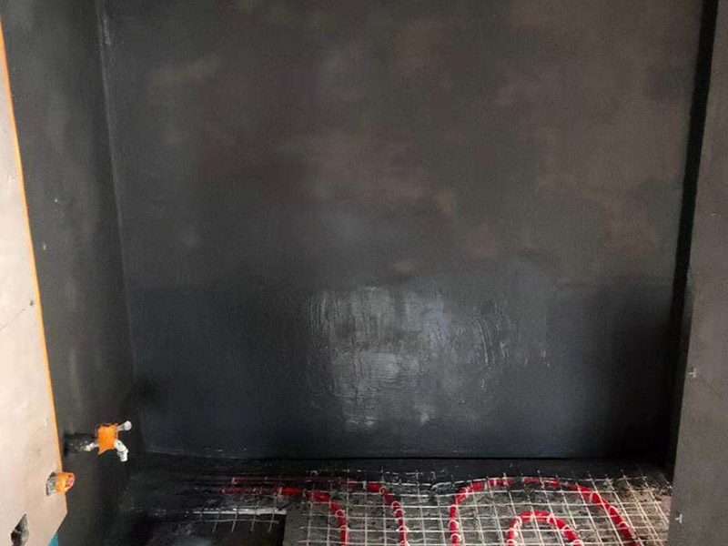 墻地面防水貼磚：一般在實(shí)際施工中，都是先將墻面和地面的防水都做好，然后等到防水層完全干透之后就可以做閉水試驗(yàn)了，閉水試驗(yàn)的主要目的是檢驗(yàn)防水施工是否有疏露，防水功能是否正常，如果閉水試驗(yàn)顯示沒有問題了，那么再開始貼瓷磚。貼瓷磚是先貼墻面，然后再貼地面的。