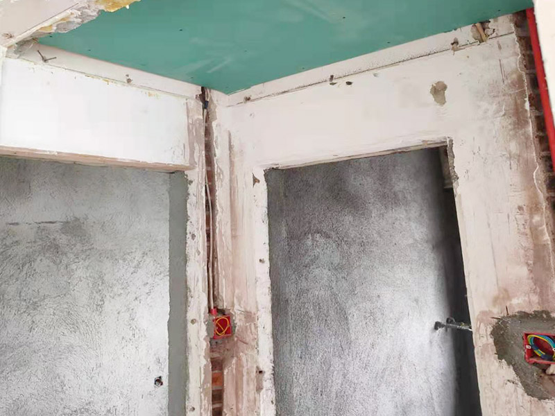 全屋線管鋪設(shè)裝修：管內(nèi)穿線在建筑物抹灰、粉刷及地面工程結(jié)束后進行,穿線前應(yīng)將電線保護管內(nèi)的積水及雜物清理干凈。但針對建筑電氣安裝項目逐漸增加,管內(nèi)穿線的工程量隨之增大,為配合工程整體同步竣工,管內(nèi)穿線可以提前進行,但必須滿足下列條件: 1、混凝土結(jié)構(gòu)工程必須經(jīng)過結(jié)構(gòu)驗收和核定。 2、磚混結(jié)構(gòu)工程必須初裝修完成以后。 3、作好成品保護,箱、盒及導(dǎo)線不應(yīng)破損及被灰漿污染。 4、穿線后線管內(nèi)不得有積水及潮氣侵入,必須保證導(dǎo)線絕緣強度符合規(guī)范要求。