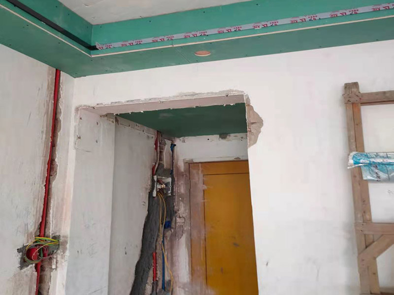 全屋線管鋪設(shè)裝修：管內(nèi)穿線在建筑物抹灰、粉刷及地面工程結(jié)束后進行,穿線前應(yīng)將電線保護管內(nèi)的積水及雜物清理干凈。但針對建筑電氣安裝項目逐漸增加,管內(nèi)穿線的工程量隨之增大,為配合工程整體同步竣工,管內(nèi)穿線可以提前進行,但必須滿足下列條件: 1、混凝土結(jié)構(gòu)工程必須經(jīng)過結(jié)構(gòu)驗收和核定。 2、磚混結(jié)構(gòu)工程必須初裝修完成以后。 3、作好成品保護,箱、盒及導(dǎo)線不應(yīng)破損及被灰漿污染。 4、穿線后線管內(nèi)不得有積水及潮氣侵入,必須保證導(dǎo)線絕緣強度符合規(guī)范要求。