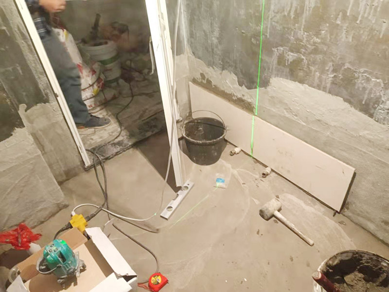 衛(wèi)生間墻面貼磚：施工前將需要的材料整齊堆放在一旁待用。首先應(yīng)除去基層表面的污垢，油漬，浮灰;除去基層上所有涂料層，膩?zhàn)訉?如果基層未能達(dá)到平整度要求，需對(duì)基層進(jìn)行預(yù)先的找平處理。 鋪貼瓷磚前需事先找好垂直線，以此為基準(zhǔn)鋪貼的瓷磚高低均勻、垂直美觀;此外，施工前在墻體四周需彈出標(biāo)高控制線，在地面彈出十字線，以控制地磚分隔尺寸。 加水后將粘結(jié)劑漿料攪拌至潤(rùn)滑均勻，無(wú)明顯塊狀或糊狀結(jié)塊，攪拌后的漿料靜置5-10分鐘后再稍加攪拌1-2分鐘即可使用。在開(kāi)始鋪貼施工前，需要先清理瓷磚表面的浮灰，污垢等。將調(diào)制好的漿料均勻地抹在瓷磚背面，要求漿料飽滿。將瓷磚平整地鋪貼在基層上，使用橡膠錘將瓷磚拍實(shí)鋪平。施工過(guò)程中，可小幅度轉(zhuǎn)動(dòng)瓷磚，使?jié){料與瓷磚背面充分接觸。