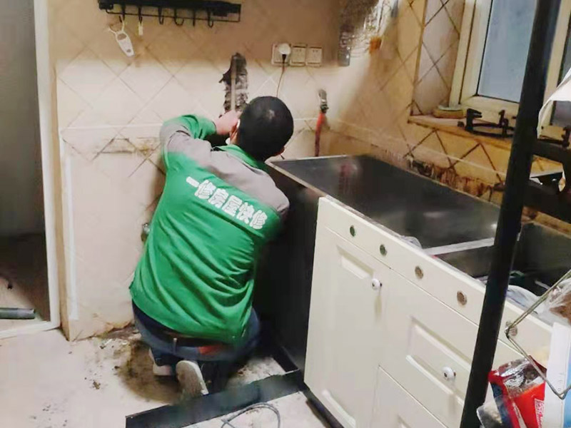 廚房局部維修：衛生間改造中水電的改造尤為重要且需要最早開始著手，由于會涉及到浴霸采暖、燈光的線路走向、水管的入墻等問題，所以在改造之前需制定一個詳細的水電走向設計，從而提高安全質量以及滿足裝修業主們生活的需要。 對于衛生間改造，其次就是需要對其做相應的防水處理。因為在日常的家庭中，衛生間的水是處處可見的，非常潮濕。衛生間內的防水涂料是由地面延伸到墻面的，涂刷過程中精良的保證厚度均勻。還需要處理好地面和墻面交界處的各類管件的涂刷。待防水處理完全確定后，等待地面干透就可以做后續的工程了。