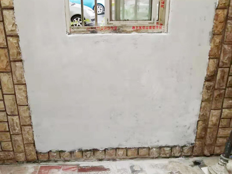 墻面局部翻新：基層裂縫的處理方法，薄而多遍的水泥砂漿抹面：鋼絲刷刷掉起皮的涂料面層。 墻面問題處理辦法，進行涂料施工、清理墻面，尤其是深顏色的涂料兌水過多可能導致浮色發花等不良現象：云石機切出空鼓的墻面，達到原有墻面的高度、油污進行徹底清洗干凈，刷界面劑，涂刷兩遍墻面漆，批刮柔性膩子：以鏟刀清除墻面已松動的膩子層。 待基層完全干燥后，進行涂料施工舊房翻新按照下面的步驟，可以用小錘子輕輕敲擊