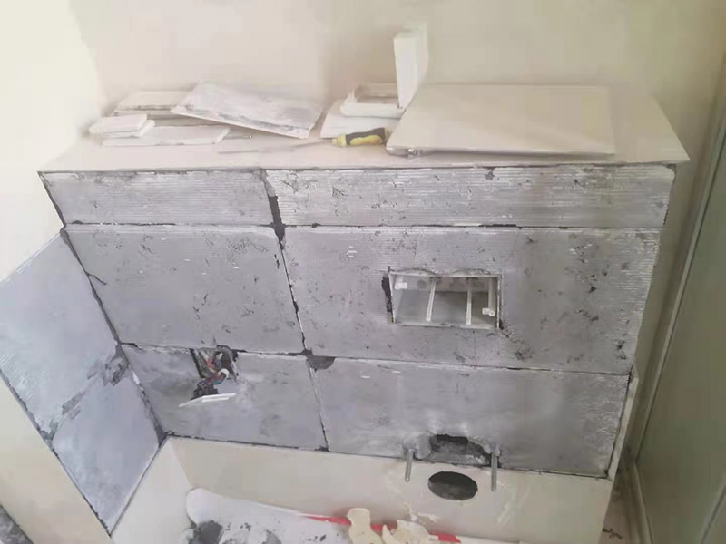 衛(wèi)生間地面改造：對于衛(wèi)生間改造，其次就是需要對其做相應(yīng)的防水處理。因為在日常的家庭中，衛(wèi)生間的水是處處可見的，非常潮濕。衛(wèi)生間內(nèi)的防水涂料是由地面延伸到墻面的，涂刷過程中精良的保證厚度均勻。還需要處理好地面和墻面交界處的各類管件的涂刷。待防水處理完全確定后，等待地面干透就可以做后續(xù)的工程了。這里要著重提醒，衛(wèi)生間下水口位置的防水要特別處理好，保證今后的檢查與維修。