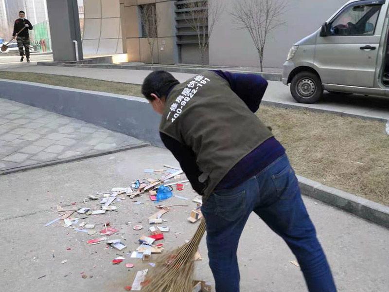 室外裝飾拆除維修：如果是有電梯的房子裝修拆除的話，要做好電梯間的保護工作，避免影響一整棟樓的環境。弄一些夾板或者真珠板材來保護電梯間，從電梯間到房門的走廊倪也鋪設一些瓦楞紙或者真珠板，避免使用推車的時候損壞地面。 如果對于屋子里的地板不需要進行裝修拆除的話，就需要考慮到保護的問題了。要在地板上鋪一層夾板加上一層真珠板，以免重物敲擊或者是顏色滲透。如果原本房內的家具不好搬出去則需要考慮用一層氣泡紙包裹起來，然后加一層棉被才能比較穩妥的保護好，倪是都不好要留在現場，至于燈具、空調和熱水器等倪還是拆掉，完工之后再裝回來。
