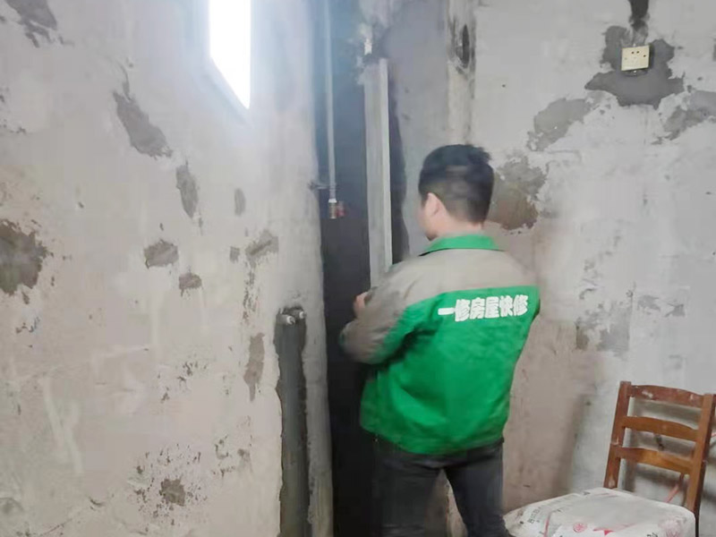 墻面拆除找平處理：首先需要先把墻面起皮和裂縫上處理干凈，如果裂縫過大，則需要用水泥砂漿補抹好。水泥抹面的墻面是最好粉刷底料，一般用鋼刮板或是抹刀按照常規的方法進行批刮，刮涂的次數不可以過多，通常是刮涂兩次。如果遇到返堿的墻體，我們可以先使用封堿水進行封閉，等封堿水干完以后，再使用防堿膩子粉作第一層底料，再按正常的步驟操作就行了。等待第一遍膩子完全干透之后，才可以開始著手第二遍膩子。第二遍膩子調兌不易過稀，但是也不能過稠，這樣才能使第二遍膩子刮涂后的水分盡快被第一遍的膩子吸收。打磨工作一般在刷完第二遍膩子粉后的2-3天，通過砂紙對墻面進行打磨工作，打磨完畢之后刷兩遍乳白膠。