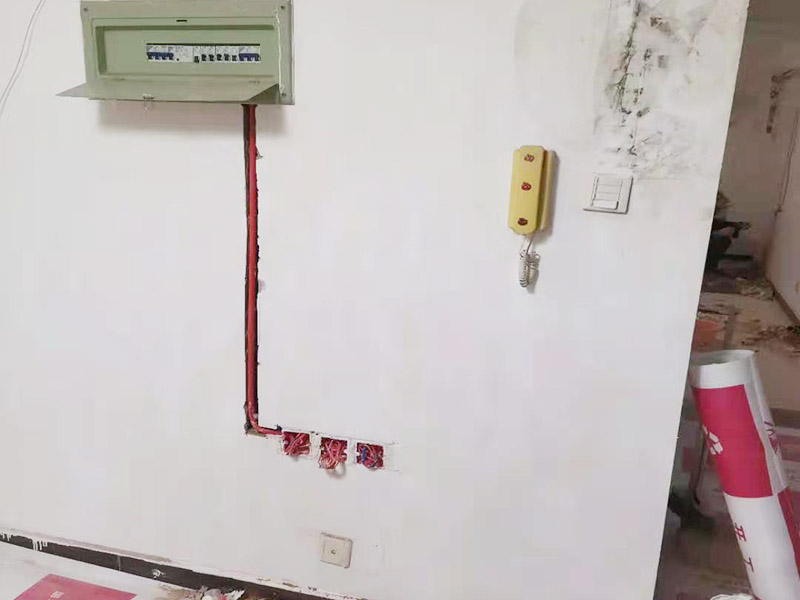 墻面電路改造：要用電需求進行定位，完成定位之后，師傅會按照定位和電路走向，進行開槽布線，開的槽要橫平豎直，布線都是使用線管進行暗埋，有PVC和冷彎管兩種，冷彎管彎曲效果很好，不會斷裂，是布線不錯的選擇，它的轉角有一定弧度，線可以隨便更換，不需要開墻。 如果選擇冷彎管的話，需要借助彎管工具，弧度是線管直徑的十倍，這樣穿線或拆線，才能暢通無阻。