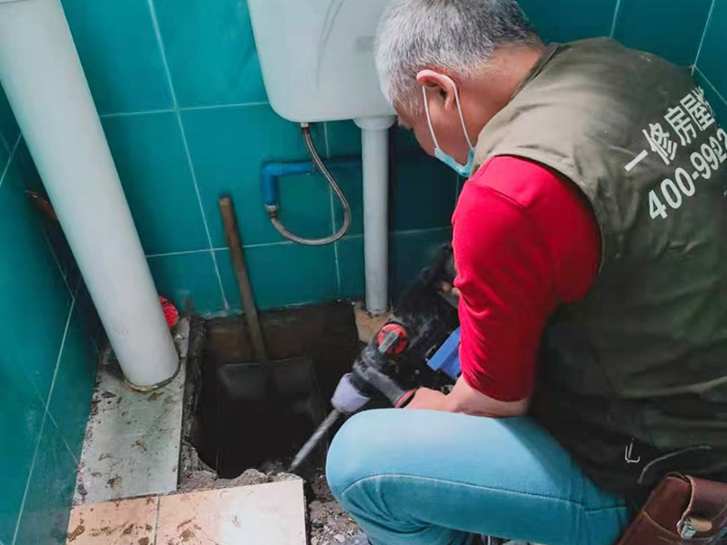 衛(wèi)生間蹲坑滲水維修：將表面的灰塵、油污、積水等處理干凈，并保持表面干燥； 如果瓷磚縫是用填縫劑填的，需要用刀劃出一個小槽； 在瓷磚面、瓷磚縫、墻縫、管根等水泥部位，噴滲透型防水劑，一定要噴涂均勻； 待防水劑9成干以后（大約2小時以后），用填縫膏填實所有瓷磚縫及破損和缺陷部位，管根周圍等薄弱環(huán)節(jié)用填縫膏涂刷加固； 地面與墻面連接處以及管根周圍用塑鋼泥做防水邊； 防水施工結(jié)束后，24小時內(nèi)施工部位不能淋水。