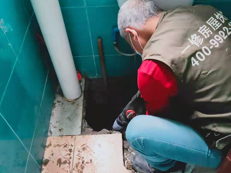 衛(wèi)生間蹲坑滲水維修：將表面的灰塵、油污、積水等處理干凈，并保持表面干燥； 如果瓷磚縫是用填縫劑填的，需要用刀劃出一個小槽； 在瓷磚面、瓷磚縫、墻縫、管根等水泥部位，噴滲透型防水劑，一定要噴涂均勻； 待防水劑9成干以后（大約2小時以后），用填縫膏填實所有瓷磚縫及破損和缺陷部位，管根周圍等薄弱環(huán)節(jié)用填縫膏涂刷加固； 地面與墻面連接處以及管根周圍用塑鋼泥做防水邊； 防水施工結(jié)束后，24小時內(nèi)施工部位不能淋水。