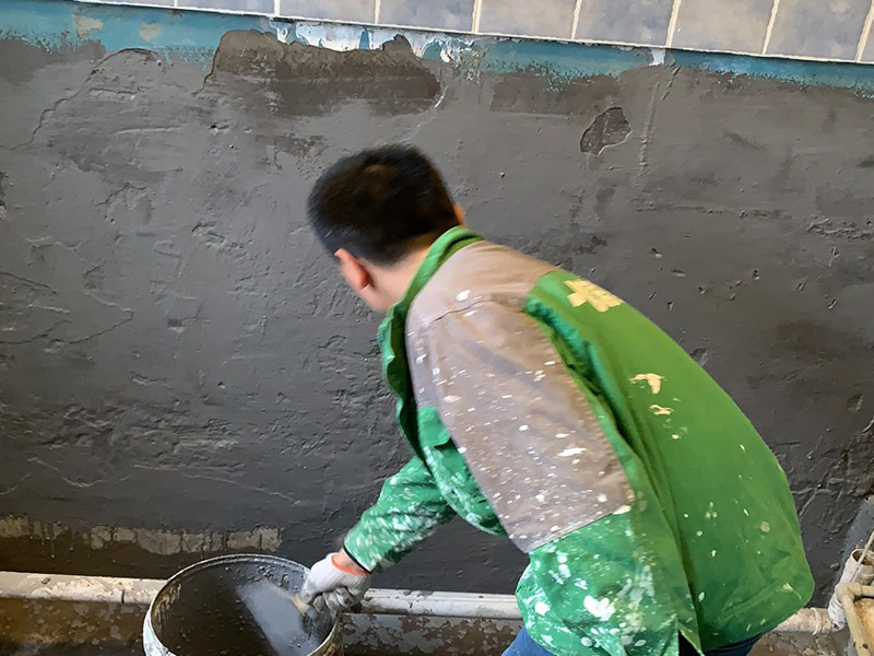 衛生間墻地面防水：1.利用水泥砂漿水泥砂漿或豆石混凝土鋪平坡度。訣竅是：地漏附近坡度大，門口附近坡度小。 2.利用管根密封膏封嚴管線，管線要穿透樓板根部。刷防水涂料時可以貼1-2層玻璃絲布加強防水性。 3.墻壁表面打磨成干凈平光沒有顆粒灰塵，墻壁與地面的交接區域注意原角和坡角的設置。 4.聚氨酯防水涂膜由管根和墻角處開始進行涂抹，在常溫下經過4小時放干后，再大面積涂抹和刮刷。注意涂料總厚度大于1. 5毫米，不能有漏刮和鼓泡的不良現象。24小時后立面涂刷下一層，之后再以垂直的方向進行二次涂刷。最后涂膜半固化，拋甩粗砂粒方便與水泥砂漿融合。 5.防水層的設置與具體區域有關。防水地面的防水層應高出地面200寬，地面防水層應超出衛生間門口以外300寬。而又淋浴的衛生間墻面防水層則應設置為高出地面1800寬。 6.展開閉水實驗的時候，先完成防水工作再利用包立管方法。之后再局部進行防水。閉水試驗也可為了避免破壞地面防水層而免做。