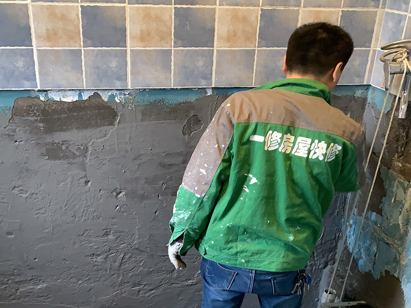 衛生間墻地面防水：1.利用水泥砂漿水泥砂漿或豆石混凝土鋪平坡度。訣竅是：地漏附近坡度大，門口附近坡度小。 2.利用管根密封膏封嚴管線，管線要穿透樓板根部。刷防水涂料時可以貼1-2層玻璃絲布加強防水性。 3.墻壁表面打磨成干凈平光沒有顆粒灰塵，墻壁與地面的交接區域注意原角和坡角的設置。 4.聚氨酯防水涂膜由管根和墻角處開始進行涂抹，在常溫下經過4小時放干后，再大面積涂抹和刮刷。注意涂料總厚度大于1. 5毫米，不能有漏刮和鼓泡的不良現象。24小時后立面涂刷下一層，之后再以垂直的方向進行二次涂刷。最后涂膜半固化，拋甩粗砂粒方便與水泥砂漿融合。 5.防水層的設置與具體區域有關。防水地面的防水層應高出地面200寬，地面防水層應超出衛生間門口以外300寬。而又淋浴的衛生間墻面防水層則應設置為高出地面1800寬。 6.展開閉水實驗的時候，先完成防水工作再利用包立管方法。之后再局部進行防水。閉水試驗也可為了避免破壞地面防水層而免做。